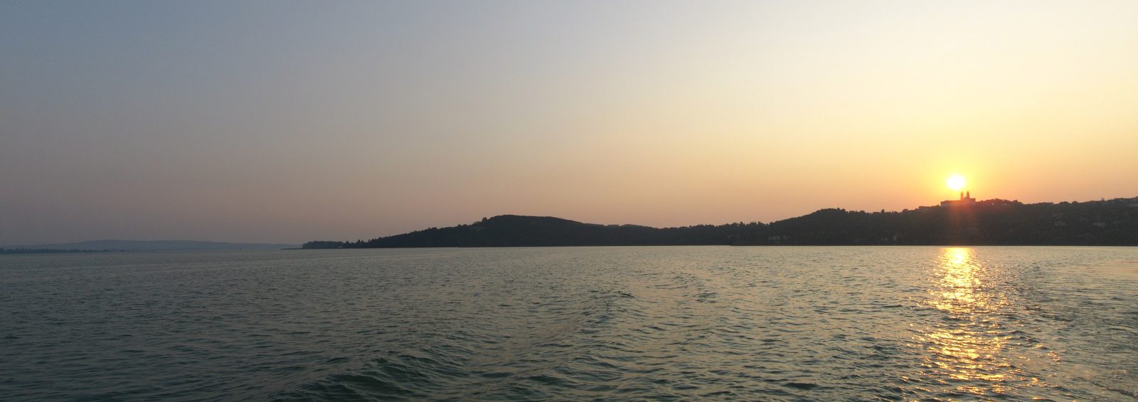 De abdij van Tihany boven het Balatonmeer bij zonsondergang