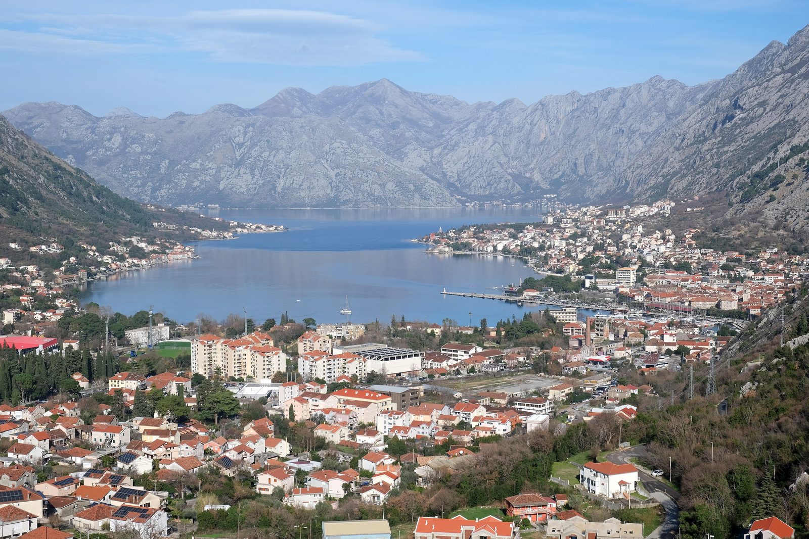 De Baai van Kotor met bergen eromheen